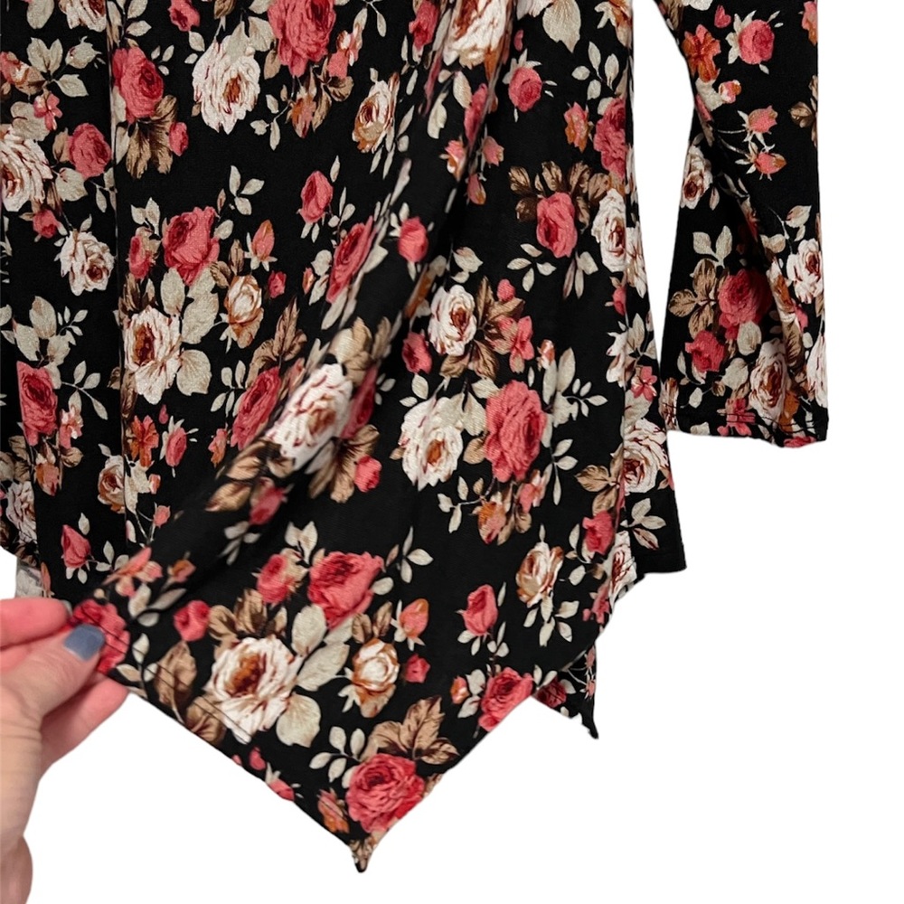 Green Envelope Floral Shark Bite Hem Knit Top Size 1X - Picture 2 of 5